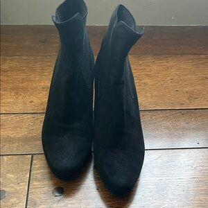 Pas de Rouge Elegant Black Suede Booties